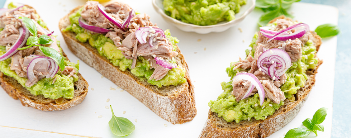 Toast à l'avocat et au thon