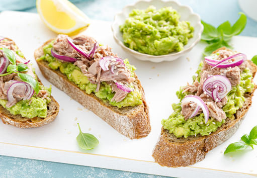 Toast à l'avocat et au thon